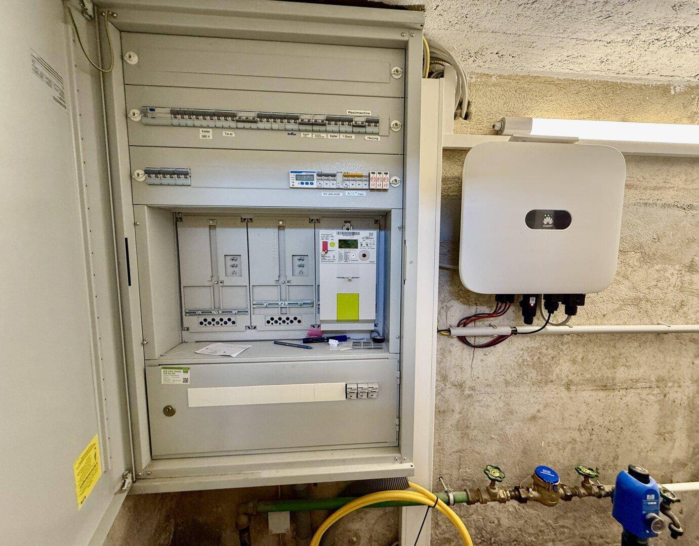 Technikraum mit elektrischer Verteilung und Photovoltaik-Wechselrichter.