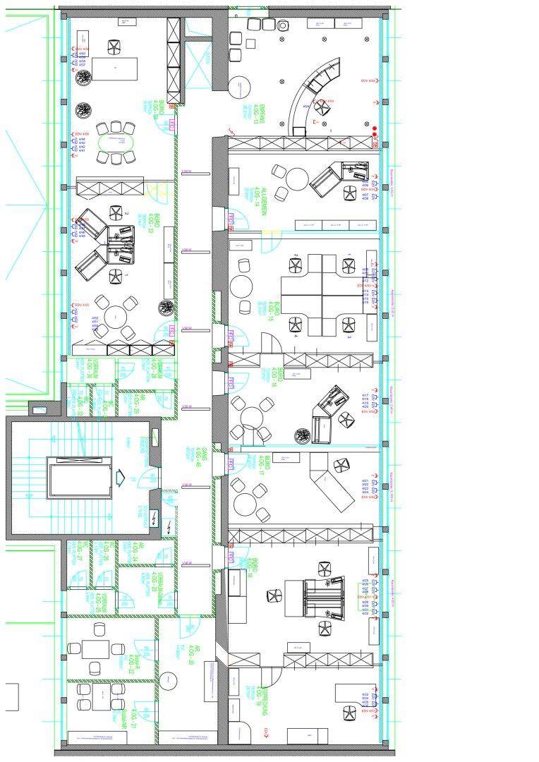 Detaillierter Büro-Grundriss mit verschiedenen Arbeitsplatzkonfigurationen und Besprechungsräumen.