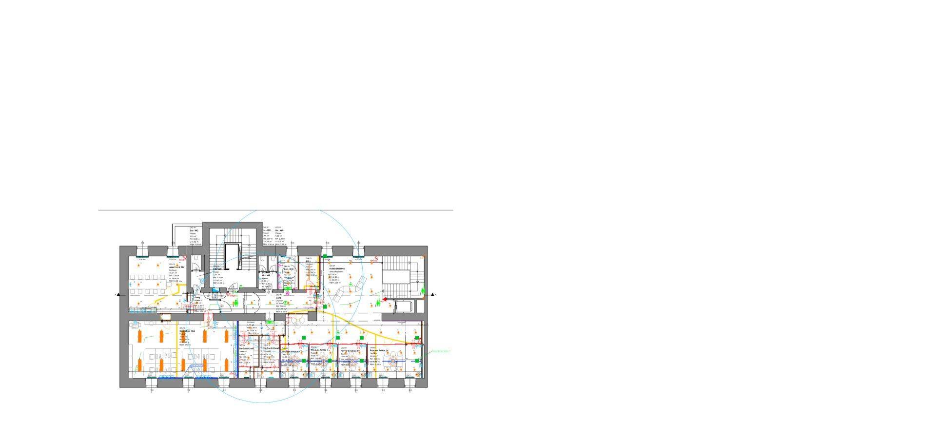 Übersichtsplan des Gebäudegrundrisses mit angedeuteter Raumstruktur und Treppenhaus.