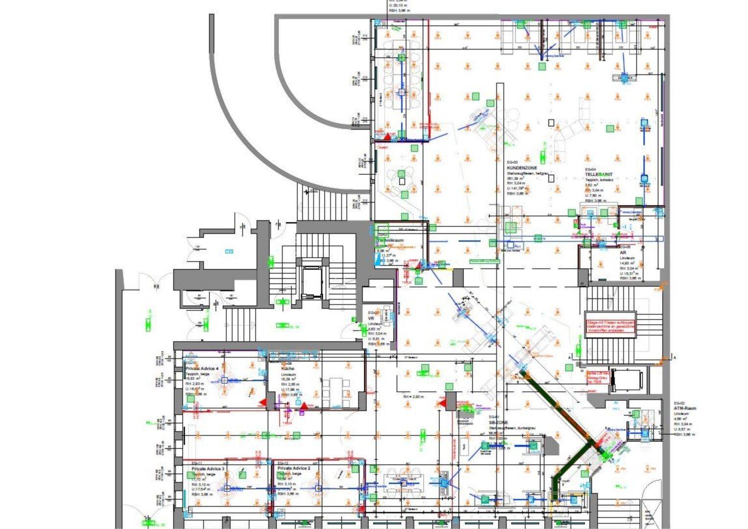 Detaillierter Grundriss mit eingezeichneten technischen Installationen und Raumaufteilung.