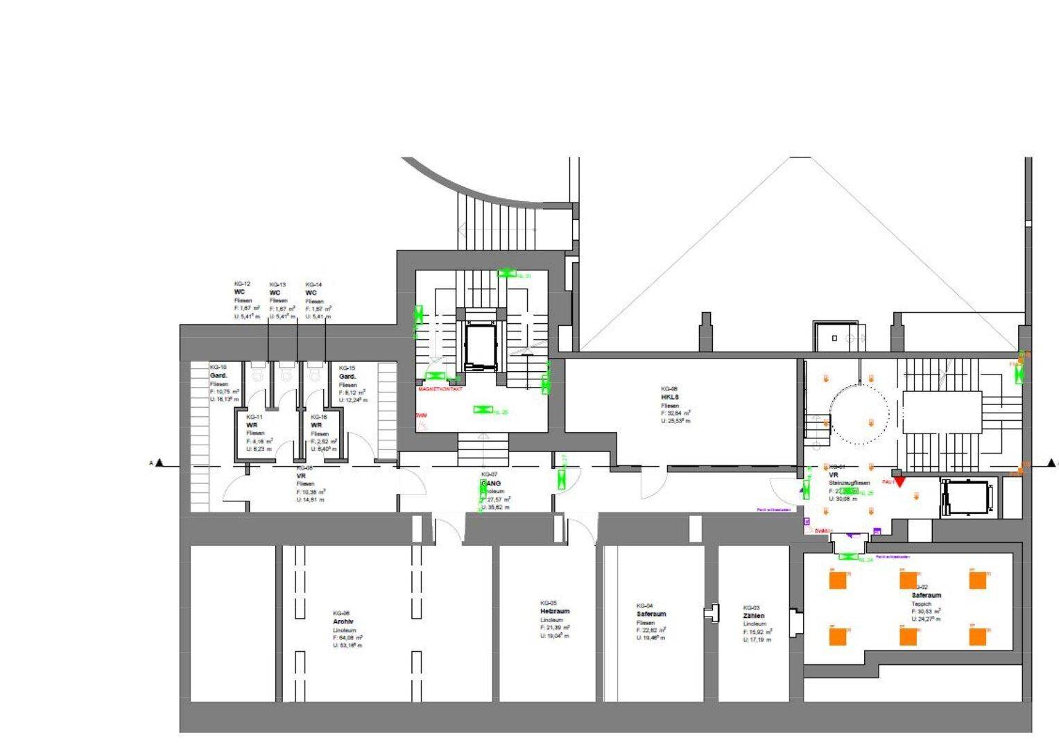 Grundriss des Untergeschosses mit Lagerräumen, Technikbereichen und Zugang zu Treppe und Aufzug.