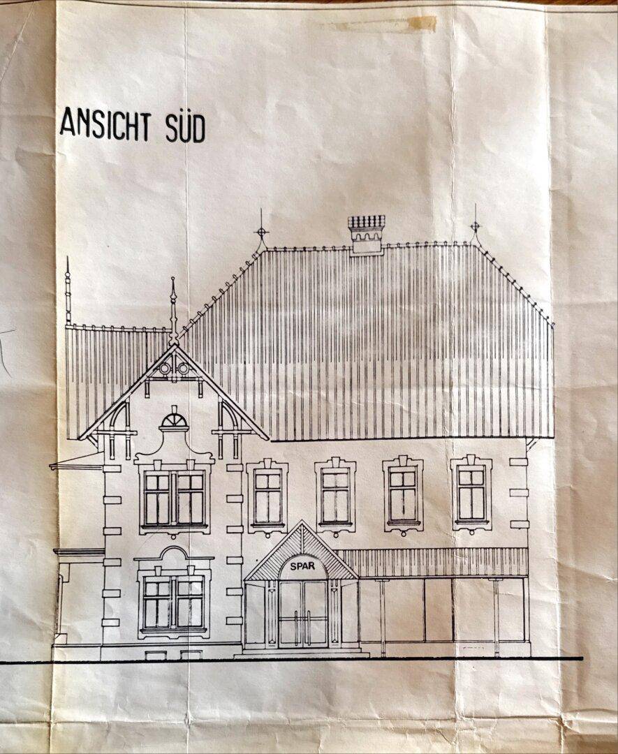 Architektonische Südansicht des Gebäudes mit detaillierter Fassadengestaltung.