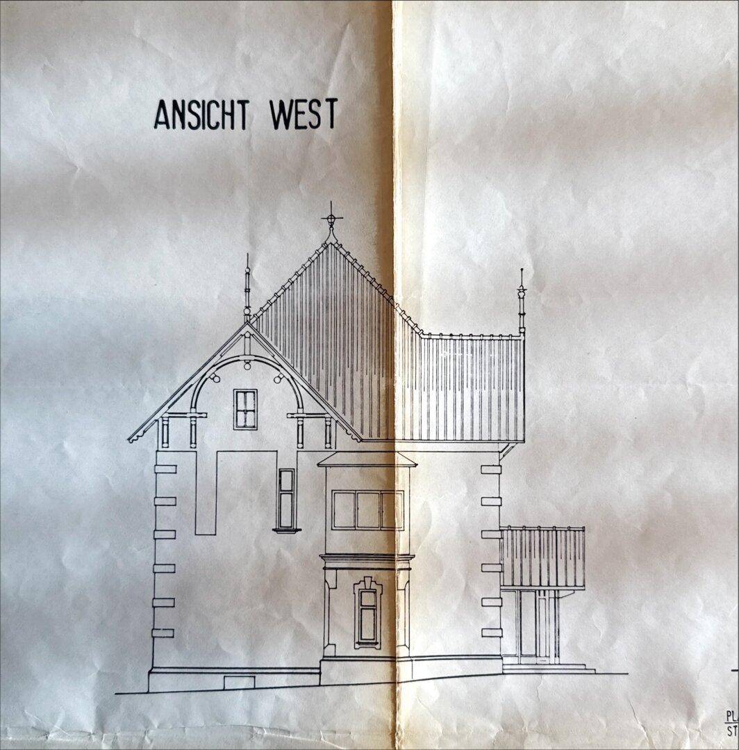 Architektonische Westansicht des Gebäudes mit Balkon und Dachdetails.
