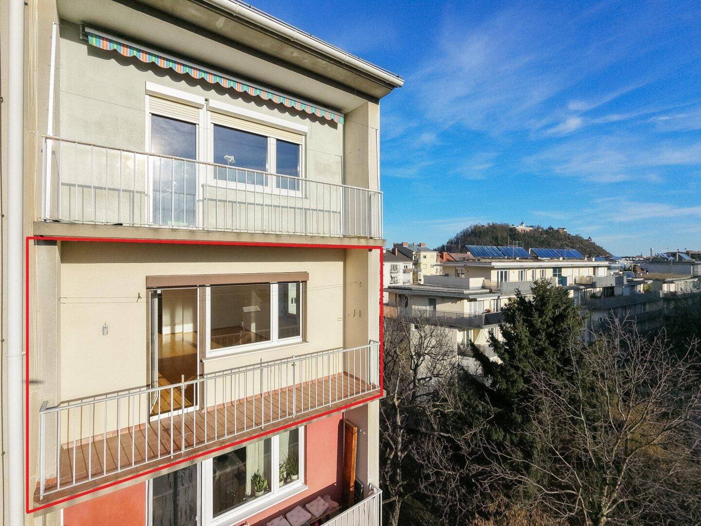 Außenansicht des Gebäudes mit Balkonen und Blick auf die Umgebung.