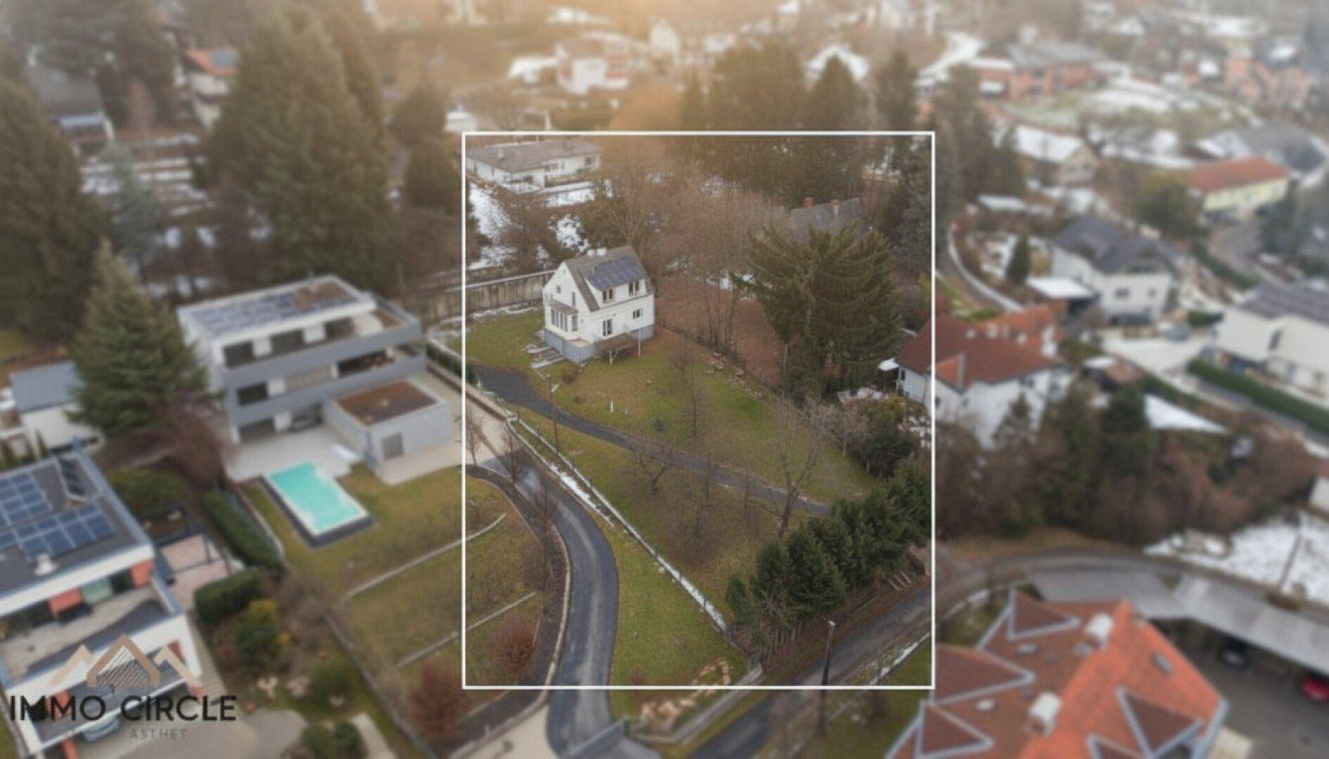 Weitläufige Luftaufnahme der Wohngegend mit markiertem Grundstück und umliegenden Häusern.