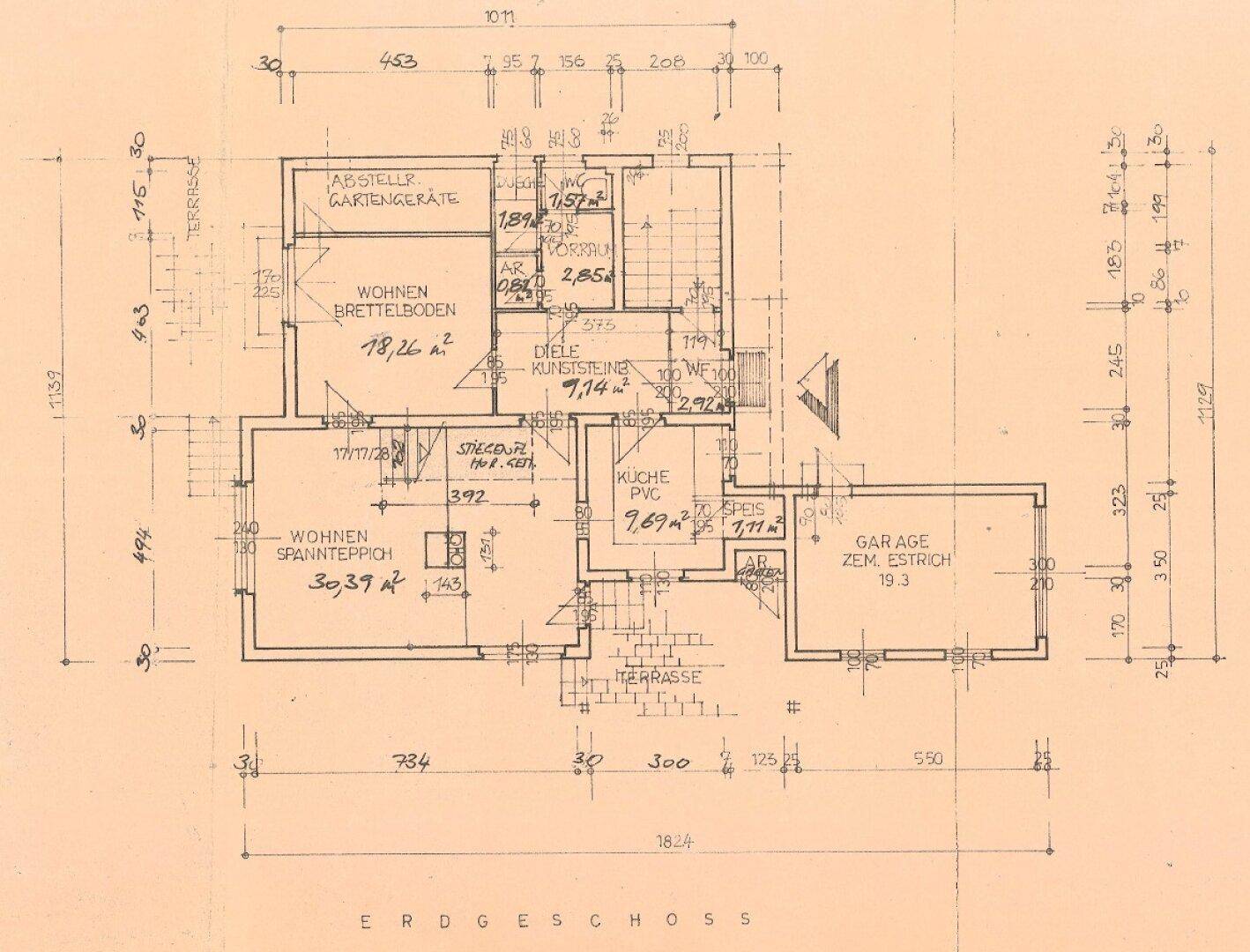 Grundriss des Erdgeschosses mit Wohnbereichen, Küche, Garage und Terrasse.
