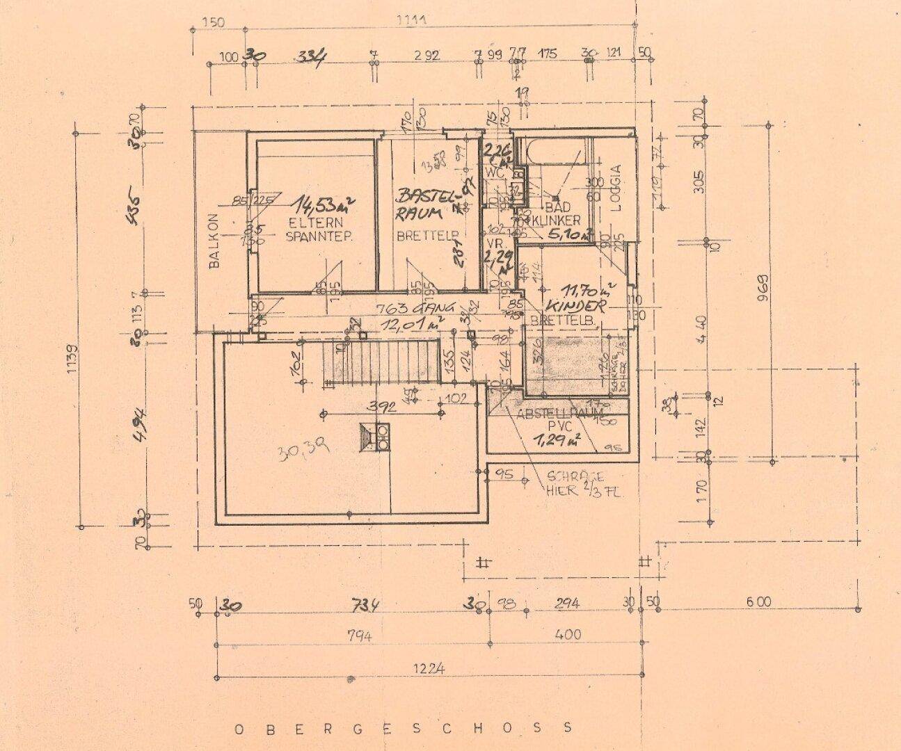 Grundriss des Obergeschosses mit Schlafzimmern, Bad, Loggia und Balkon.