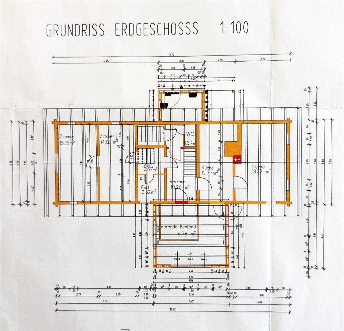 Grundriss des Erdgeschosses mit Zimmern, Bad, WC und Veranda.