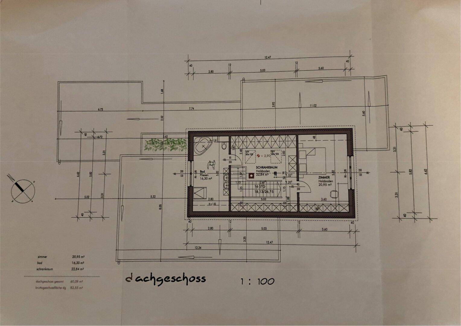 Grundriss des Dachgeschosses mit Schlafzimmer, Ankleidezimmer und großem Badezimmer.