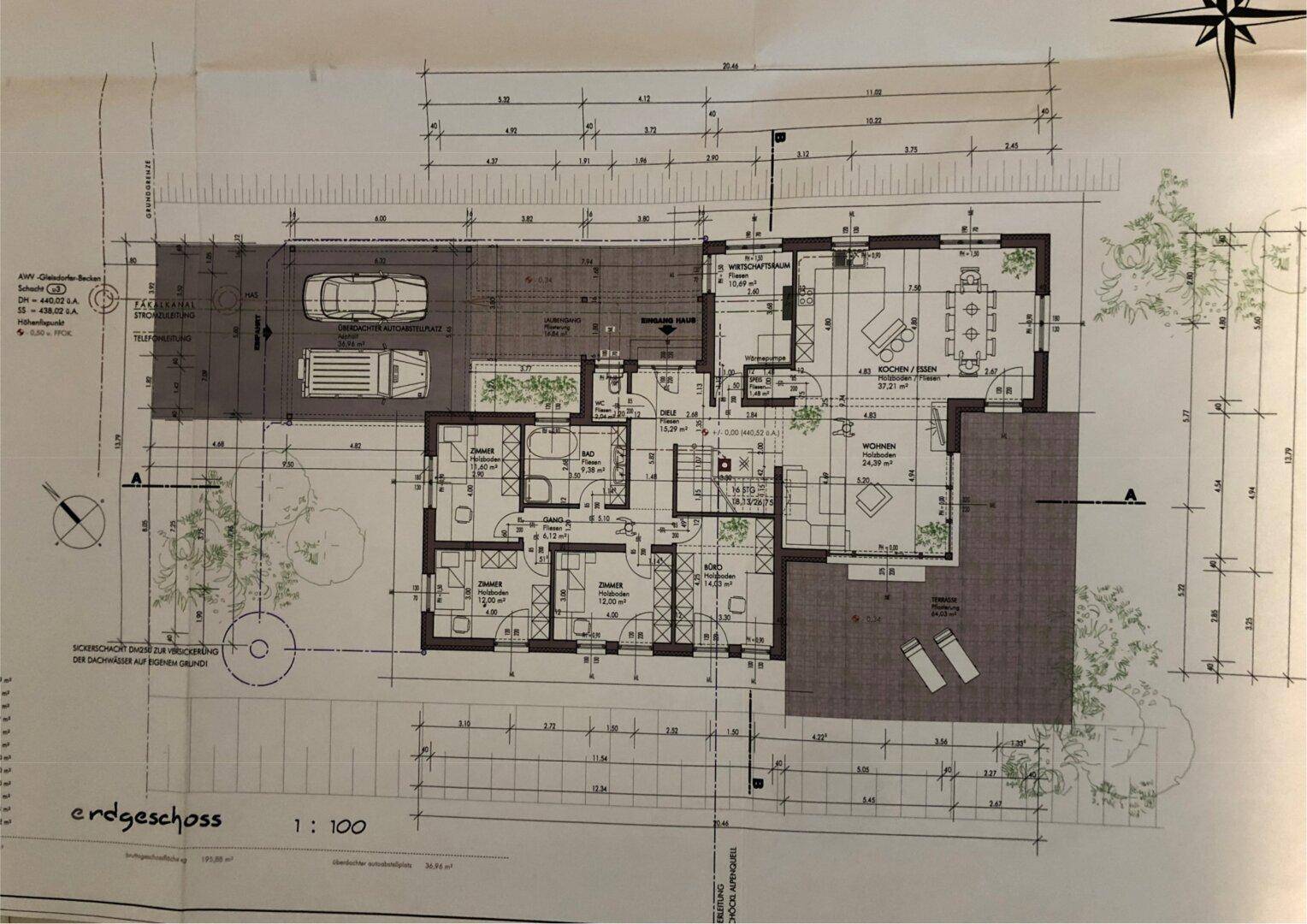 Grundriss des Erdgeschosses mit offenem Wohn-Essbereich, Küche, zwei Schlafzimmern und Carport.