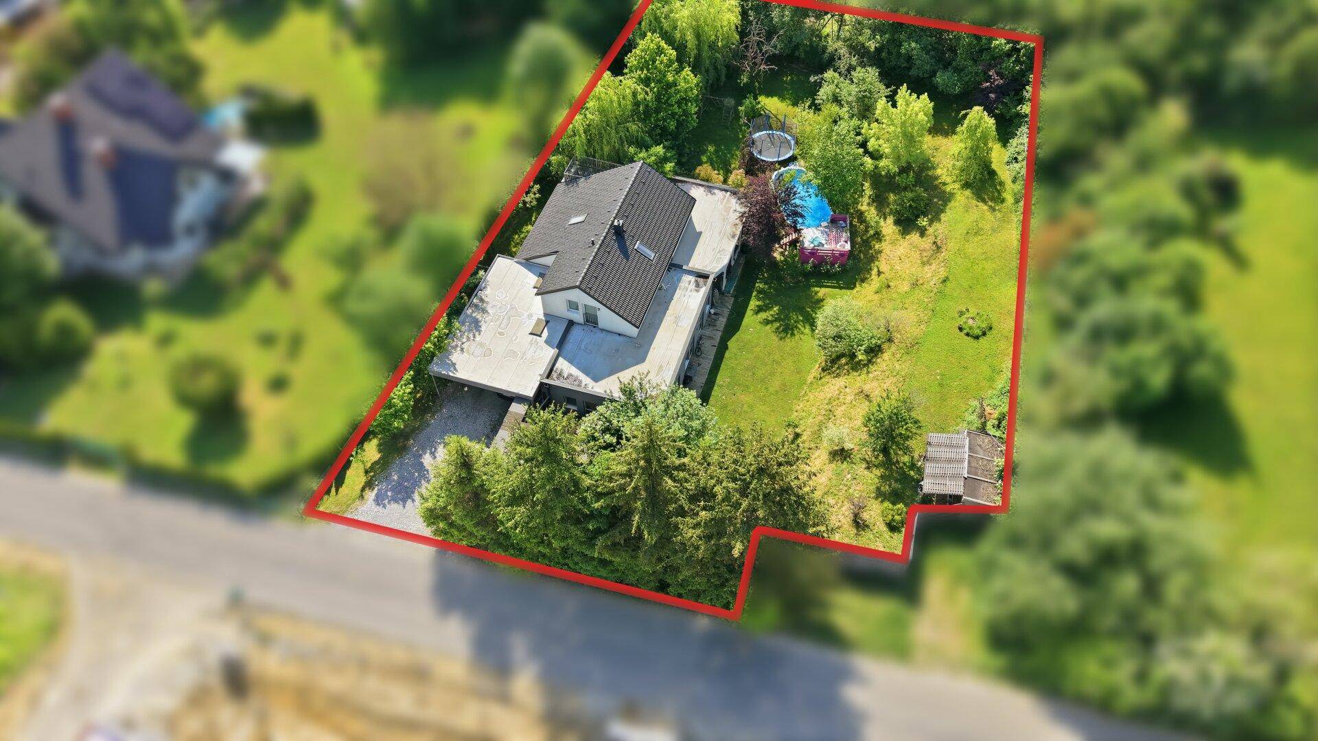 Übersicht des Grundstücks aus der Vogelperspektive mit markierter Grenze, Haus und Garten.