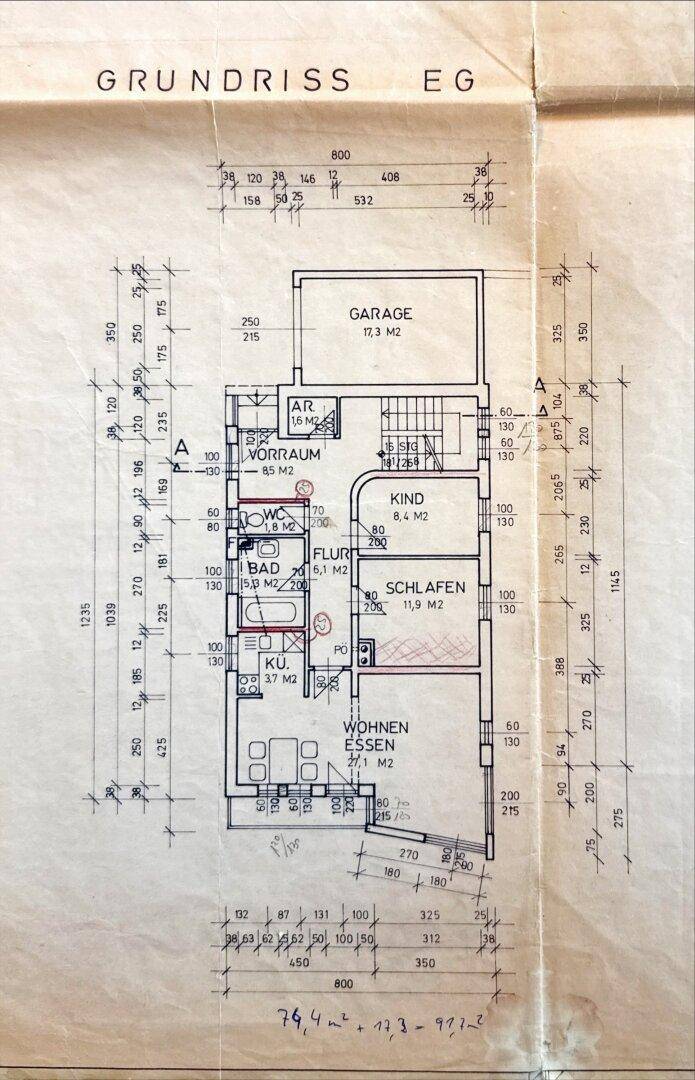 Grundriss des Erdgeschosses mit Wohn-Essbereich, Küche und Garage.