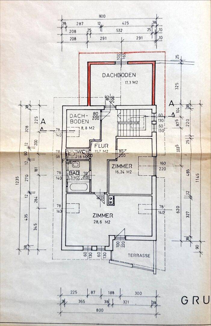 Grundriss des Obergeschosses mit Zimmern, Bad und Dachboden.