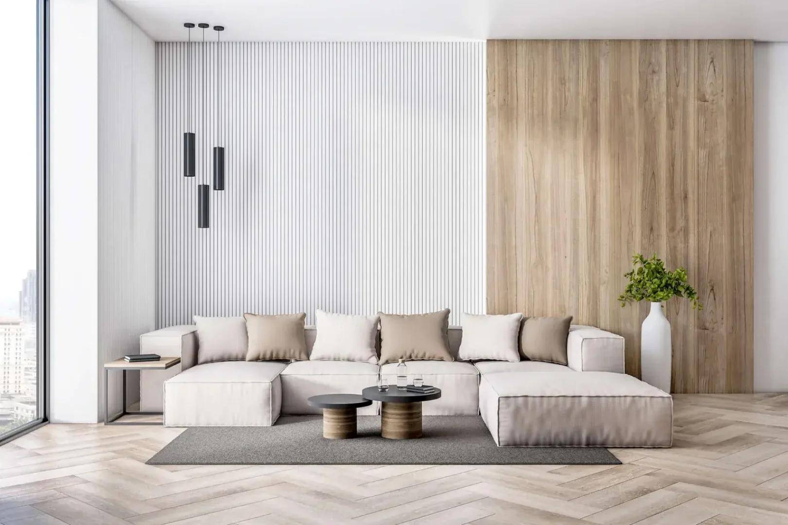 Modernes Wohnzimmer mit hellem Sofa, Holzwandpaneelen und Fischgrätparkettboden.