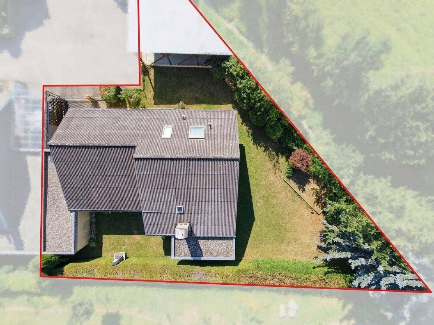 Luftaufnahme des Hauses mit Garten und markierten Grundstücksgrenzen.