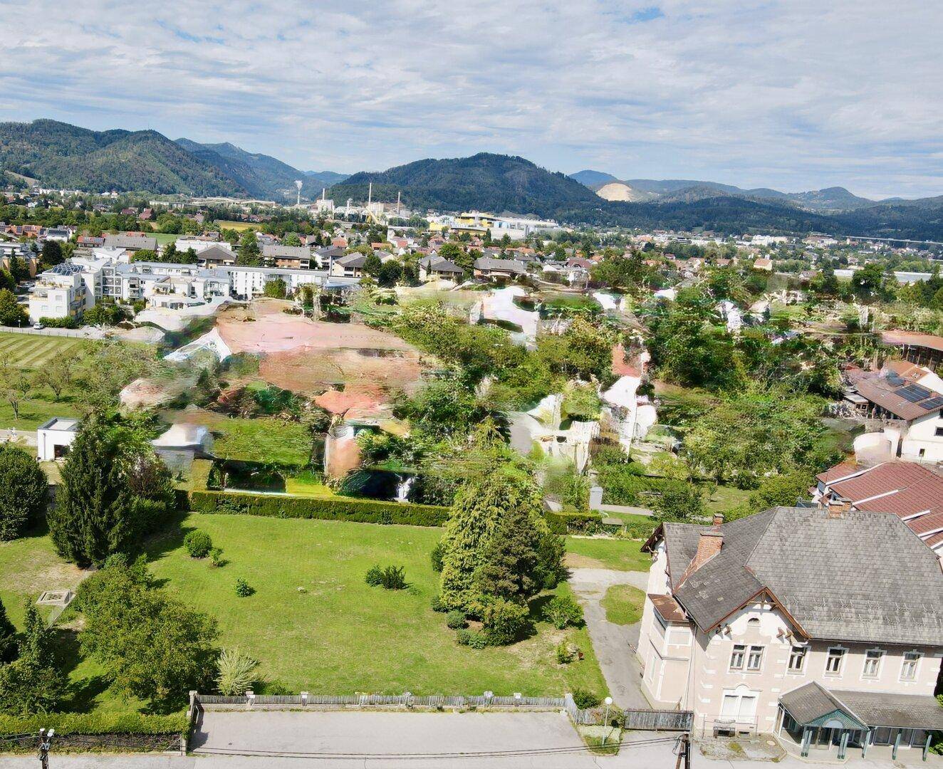 Weitläufige Luftaufnahme des Anwesens mit Blick auf die umliegende Stadt und Landschaft.