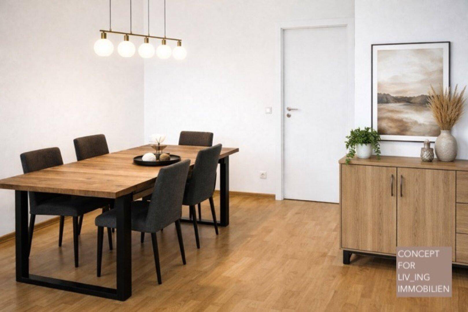 Heller Essbereich mit Holztisch, modernen Stühlen und einem Sideboard.