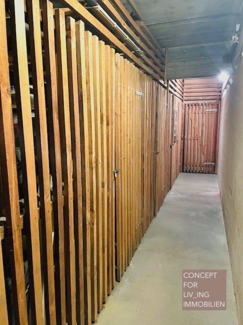 Kellerabteile mit Holzlattenwänden, bieten zusätzlichen Stauraum für Bewohner.