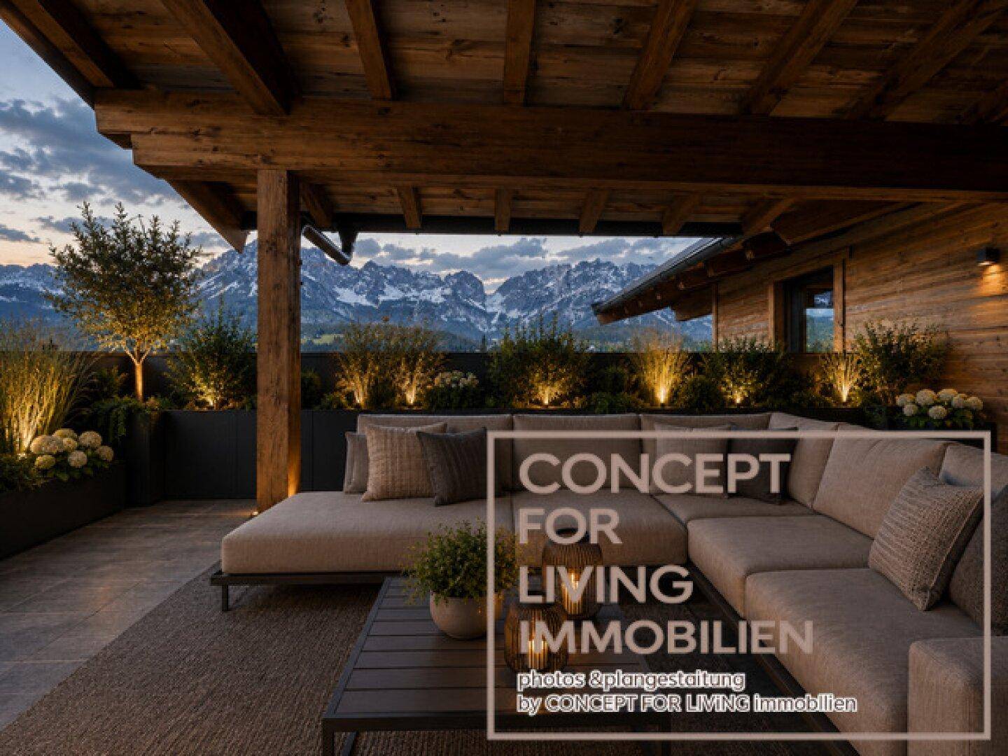 Gemütliche Terrasse mit bequemen Loungemöbeln und atemberaubendem Bergblick bei Sonnenuntergang.
