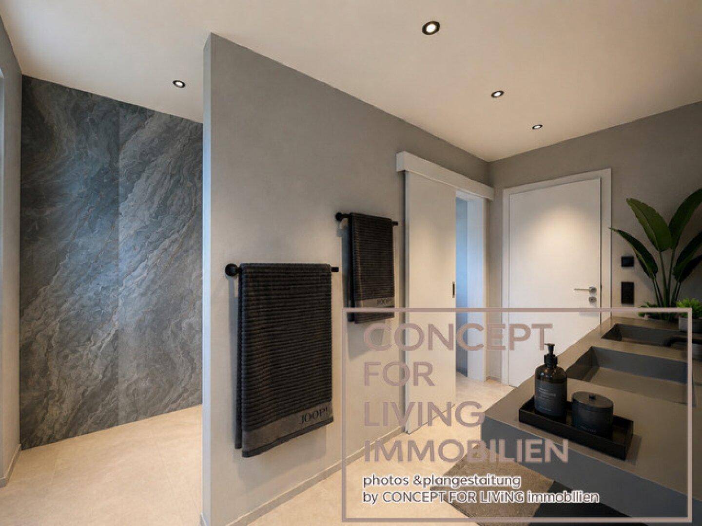 Elegantes Badezimmer mit großformatigen Fliesen, begehbarer Dusche und modernem Design.
