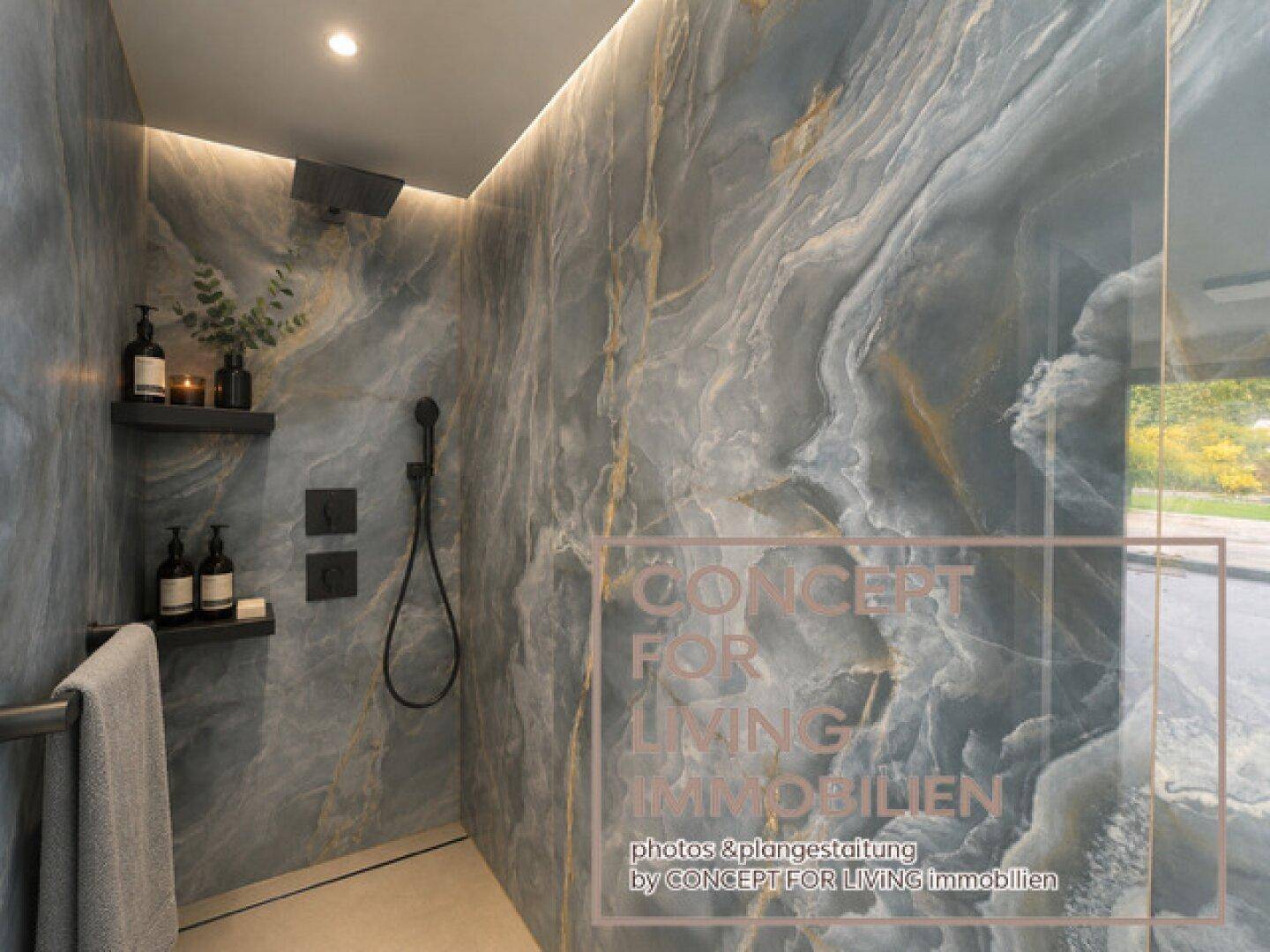 Elegante Dusche mit großformatigen Marmorfliesen und moderner Armatur, die zum Entspannen einlädt.