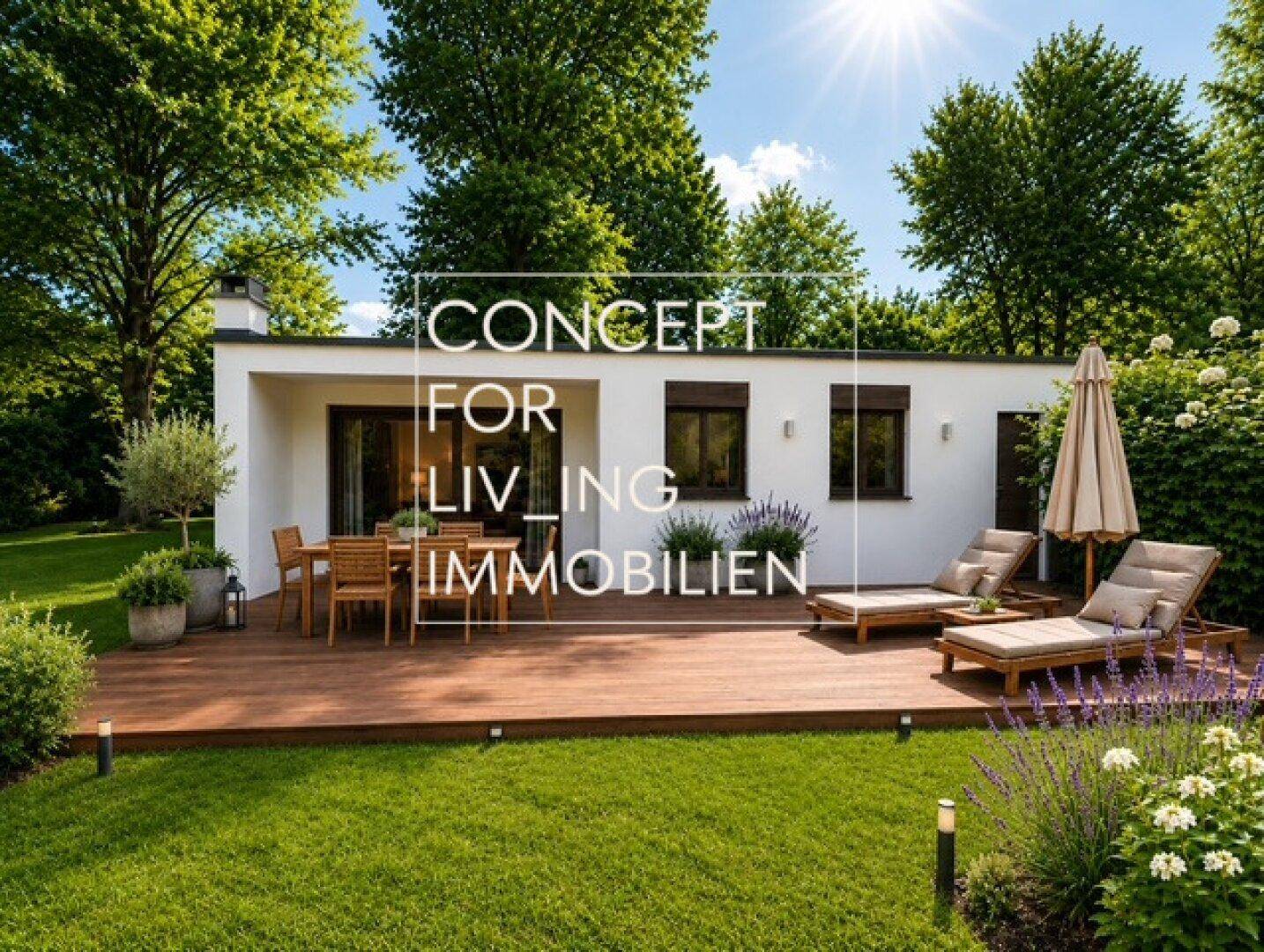 Sonnige Holzterrasse mit Gartenmöbeln und Liegestühlen, umgeben von einem gepflegten Rasen und Bäumen.