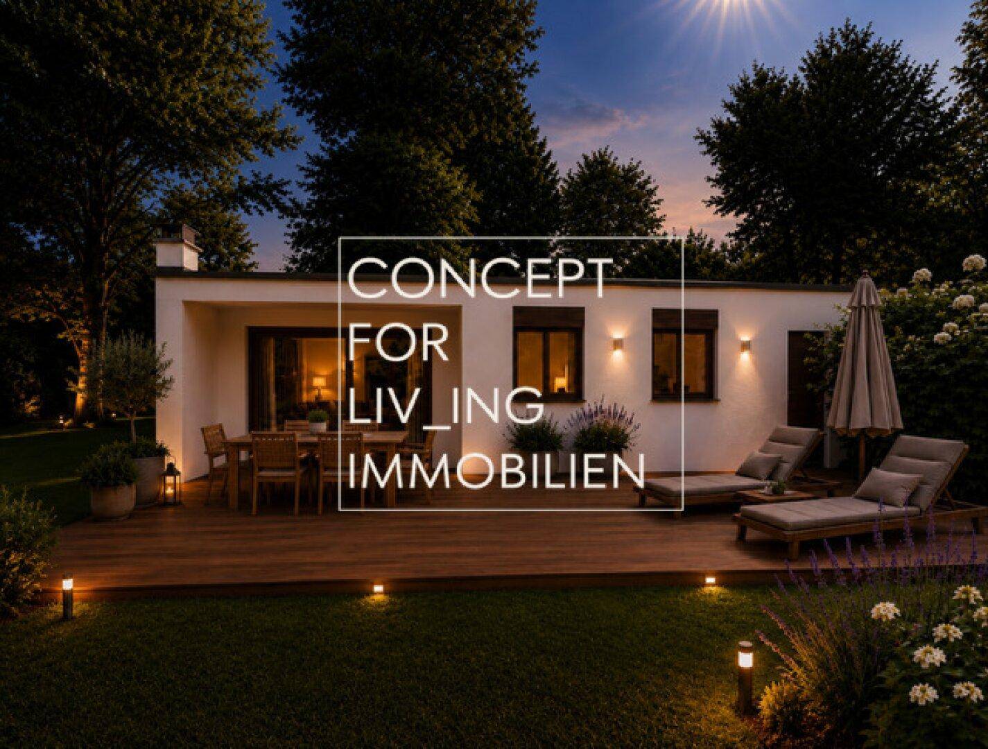 Beleuchtete Holzterrasse mit Gartenmöbeln und Liegestühlen in der Abenddämmerung, umgeben von Bäumen.