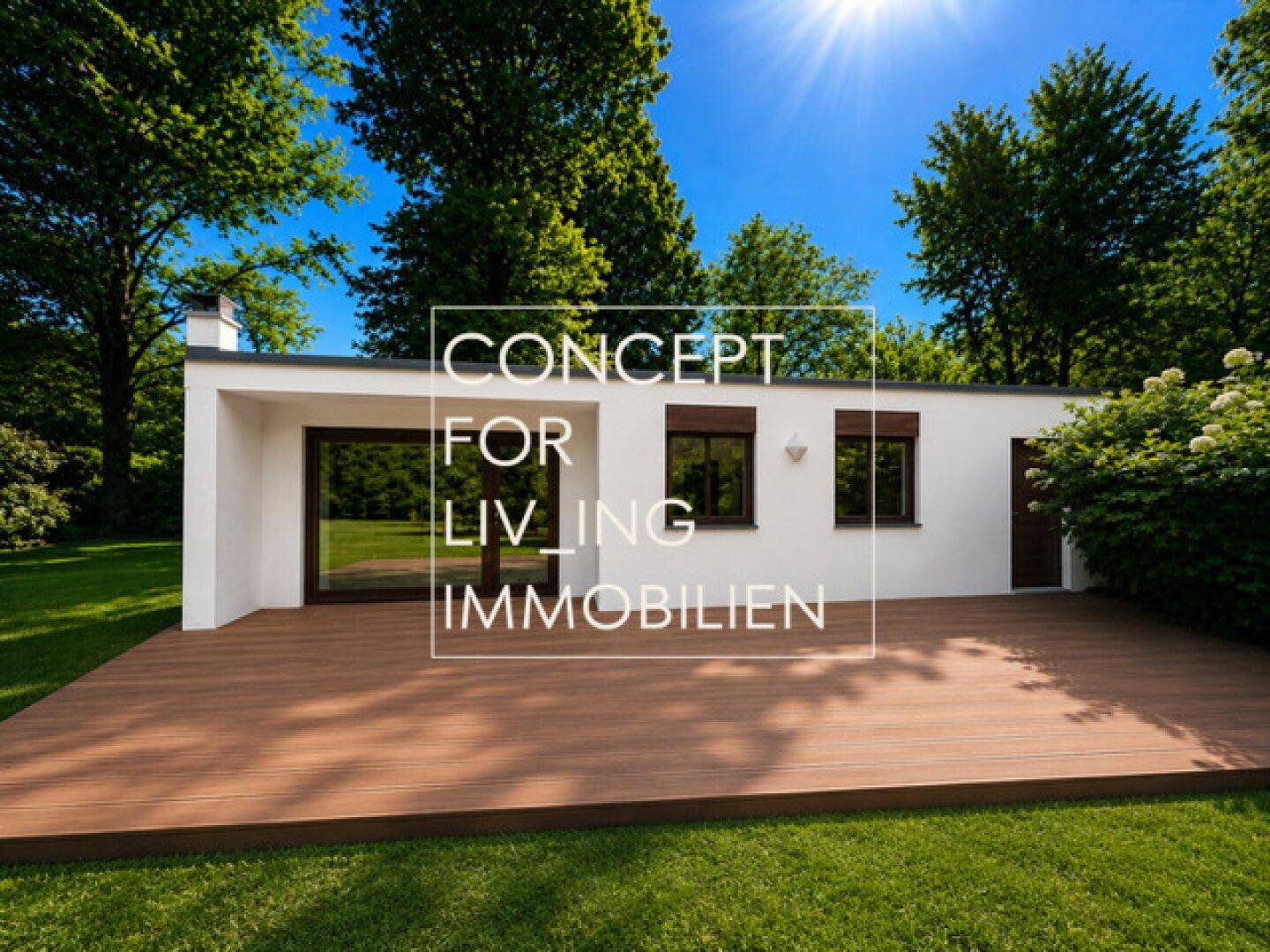 Große Holzterrasse am modernen Haus mit bodentiefen Fenstern, umgeben von einem gepflegten Rasen und Bäumen.
