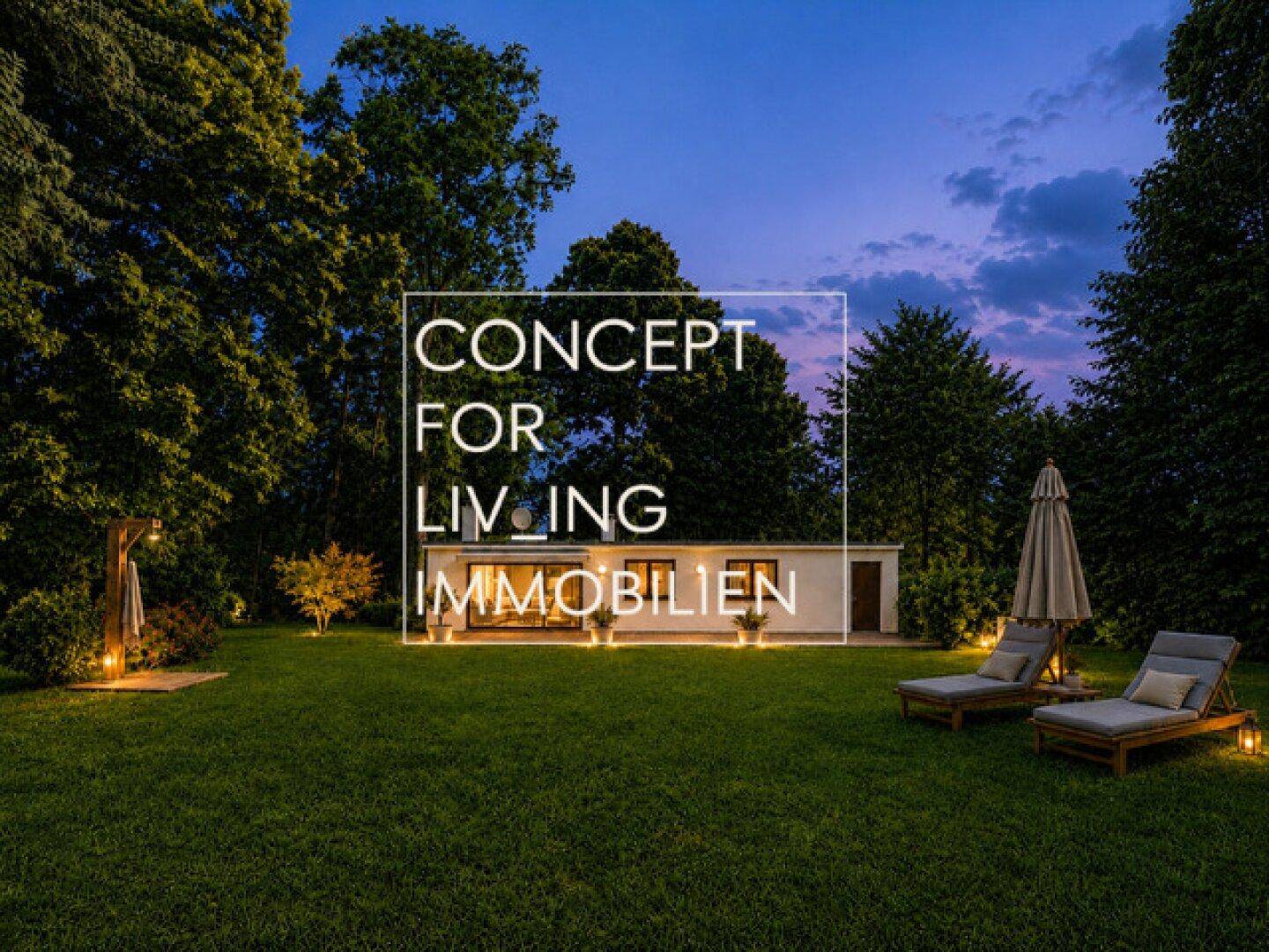 Weitläufiger Garten mit beleuchteter Terrasse und Liegestühlen, umgeben von hohen Bäumen in der Abenddämmerung.