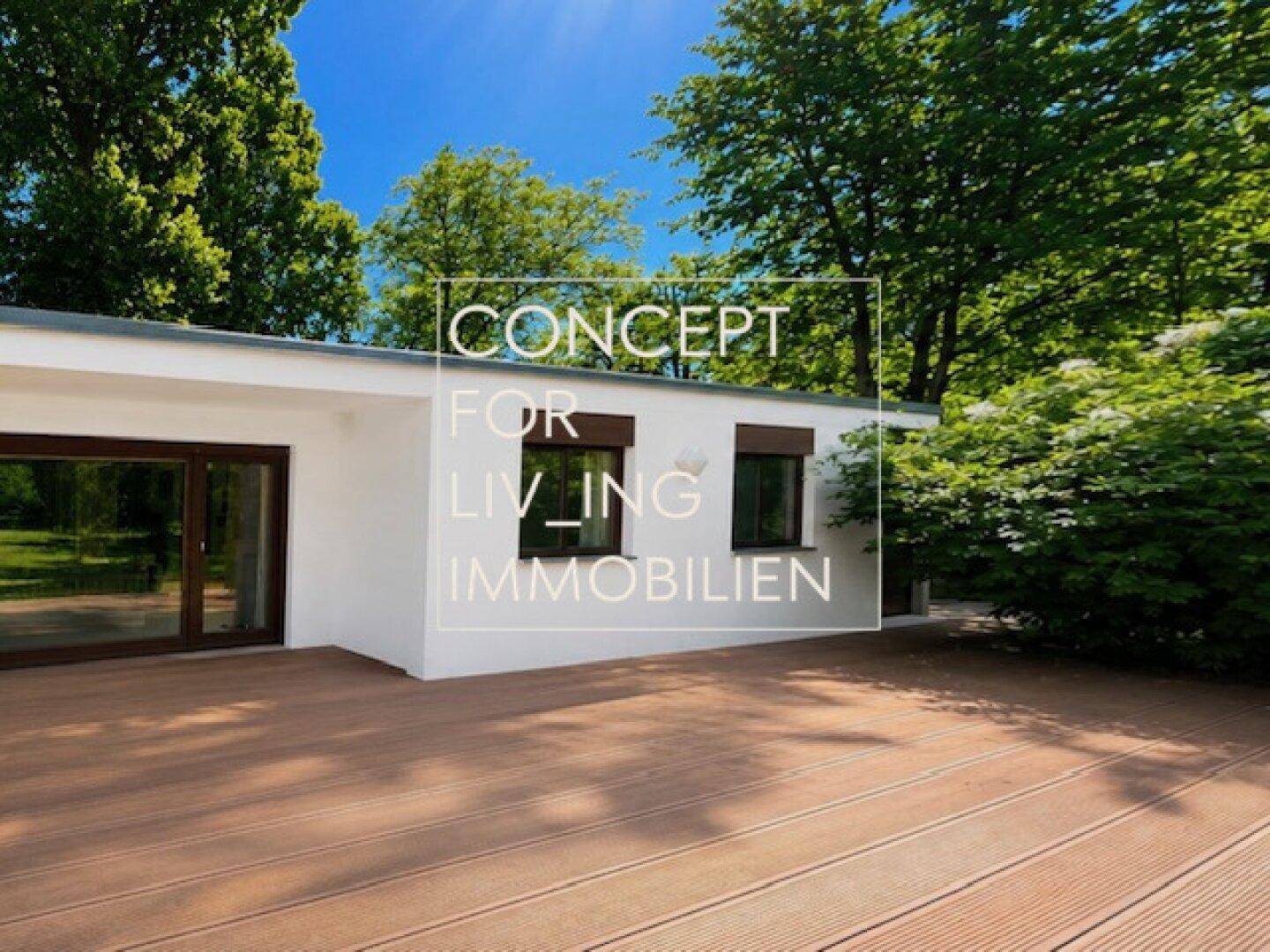 Weitläufige Holzterrasse am modernen Haus mit großen Fenstern, umgeben von einem gepflegten Rasen und Bäumen.