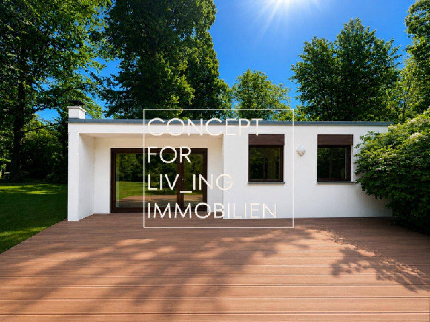 Geräumige Holzterrasse am modernen Haus mit großen Fenstern, umgeben von einem gepflegten Rasen und Bäumen.