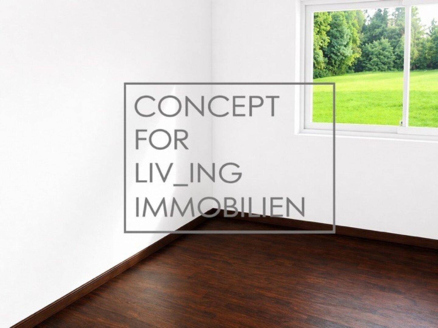 Leerer Raum mit dunklem Holzboden und großem Fenster, das einen schönen Blick ins Grüne bietet.