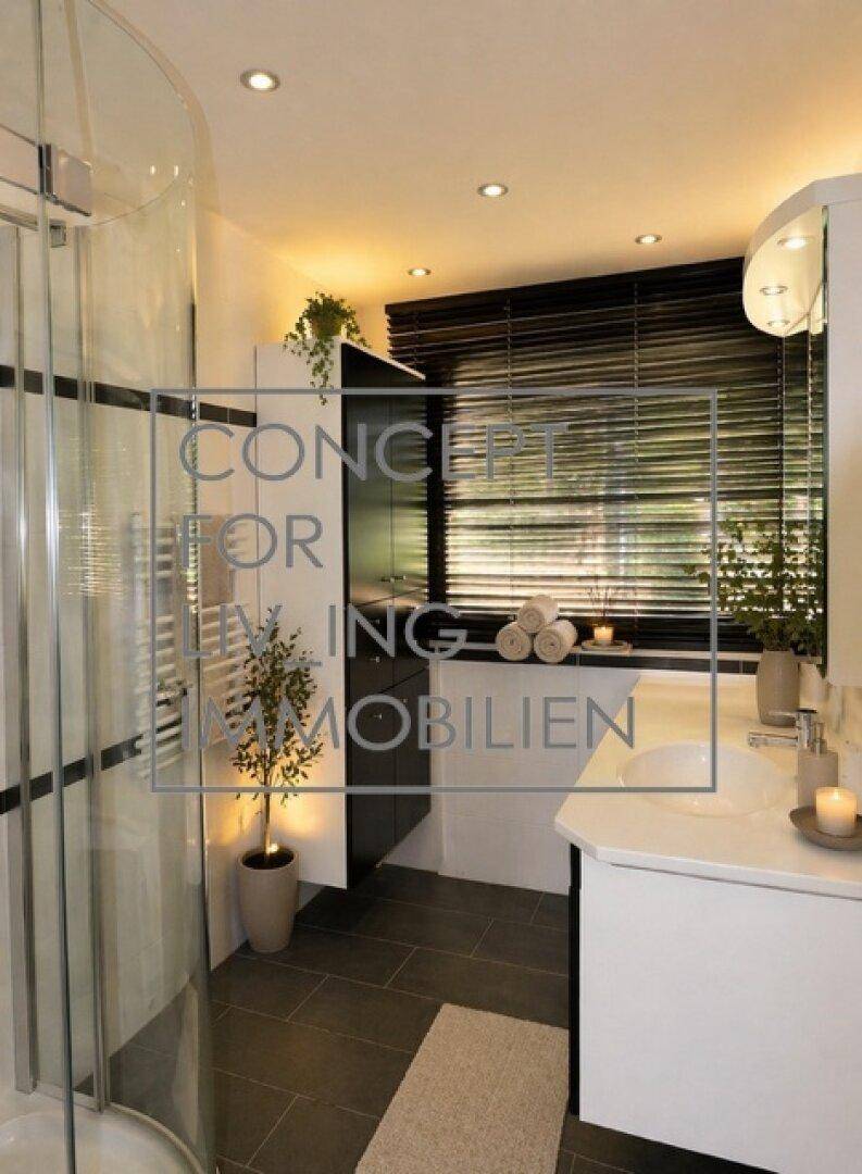 Stilvolles Badezimmer mit Waschtisch, Spiegelschrank und Fenster mit Jalousien für Privatsphäre.