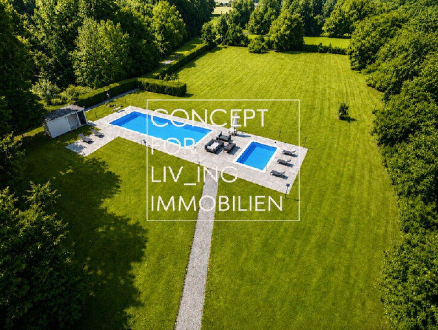 Luftaufnahme eines weitläufigen Anwesens mit mehreren Pools, Terrassen und großen Rasenflächen.