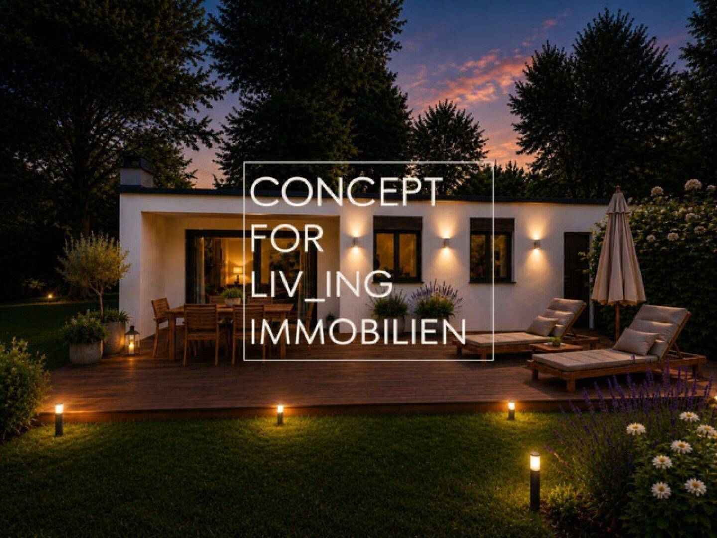 Beleuchtete Holzterrasse mit Gartenmöbeln und Liegestühlen in der Abenddämmerung, umgeben von Bäumen.