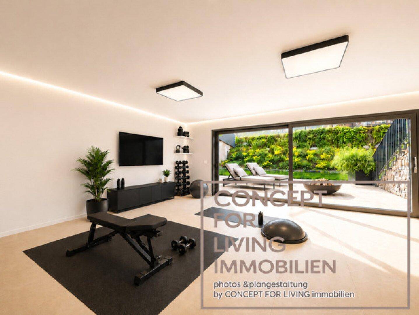 Moderner Fitnessraum mit Trainingsgeräten und großem Zugang zur grünen Terrasse.
