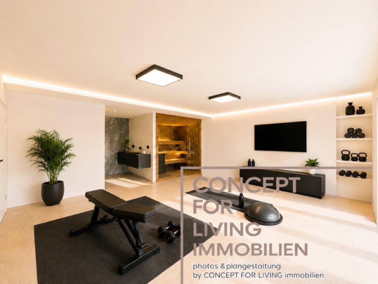 Geräumiger Fitnessraum mit Sauna und modernen Trainingsgeräten für das persönliche Wohlbefinden.