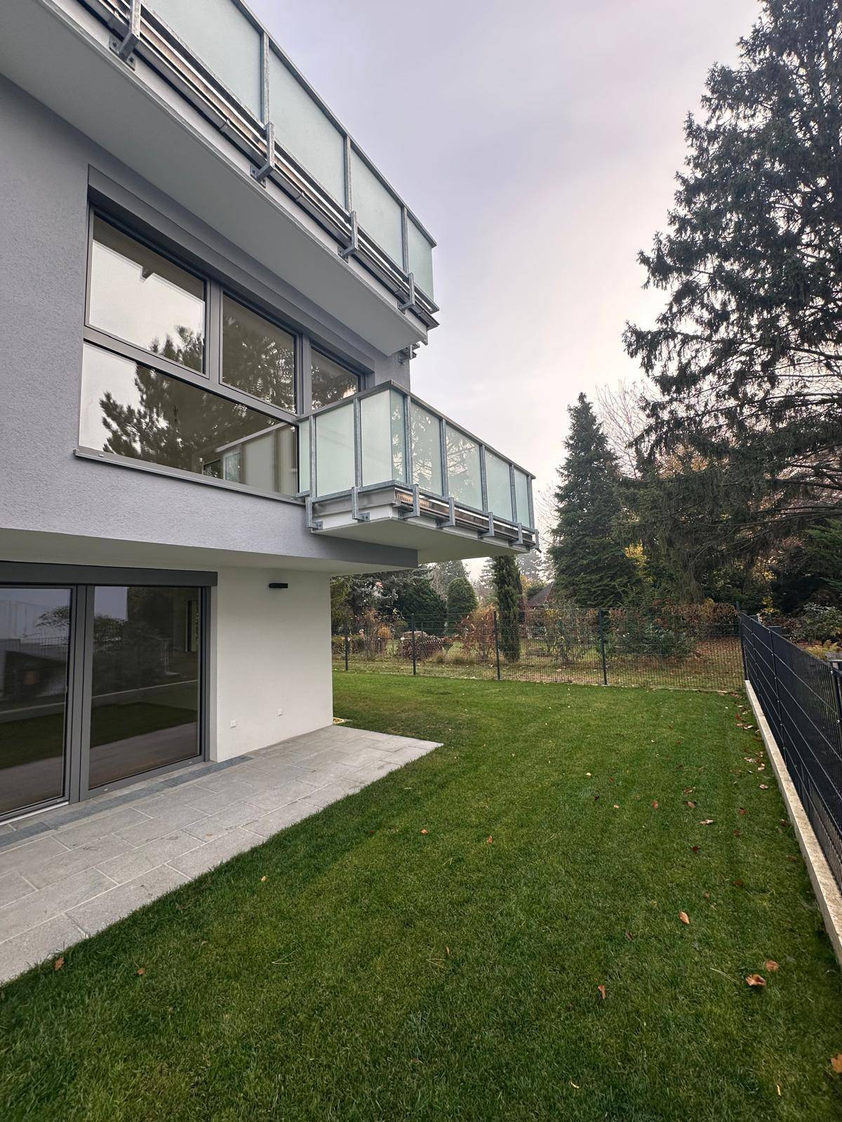 Neubauwohnung mit direktem Zugang zum privaten Gartenbereich und moderner Terrasse.