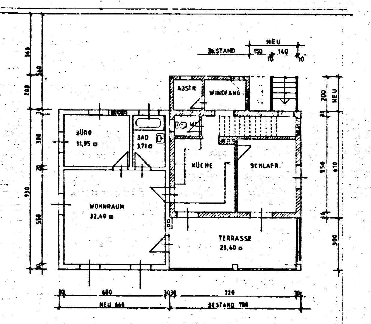 Grundriss des Erdgeschosses mit Wohnraum, Büro, Bad, Küche, Schlafzimmer und Terrasse.