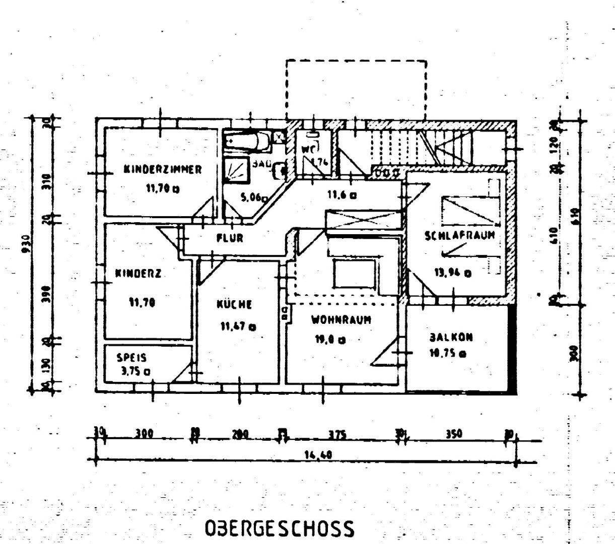 Grundriss des Obergeschosses mit Kinderzimmern, Schlafzimmer, Wohnraum, Küche und Balkon.