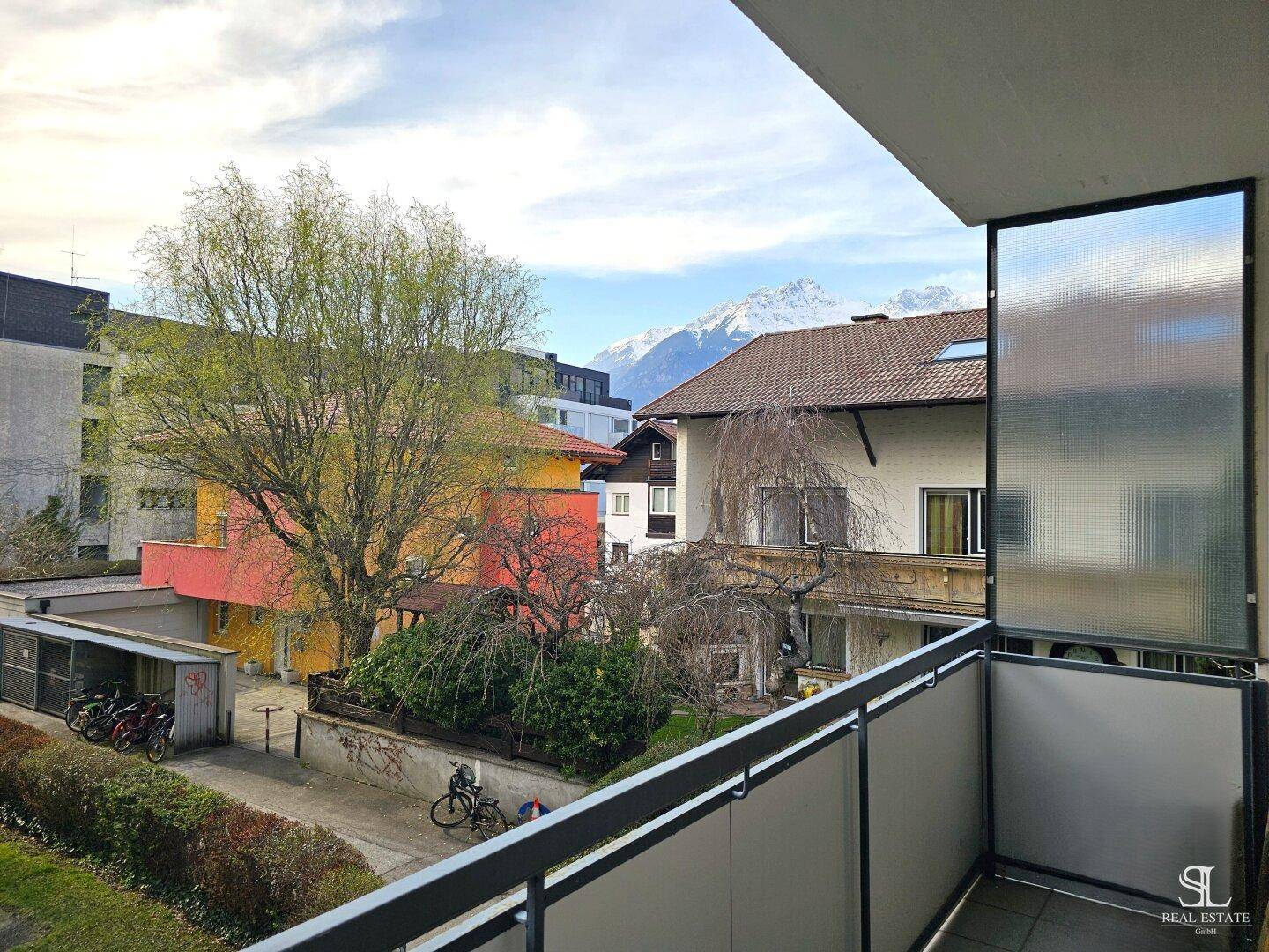 Balkon mit Blick auf die Nachbarschaft und die umliegende Berglandschaft.