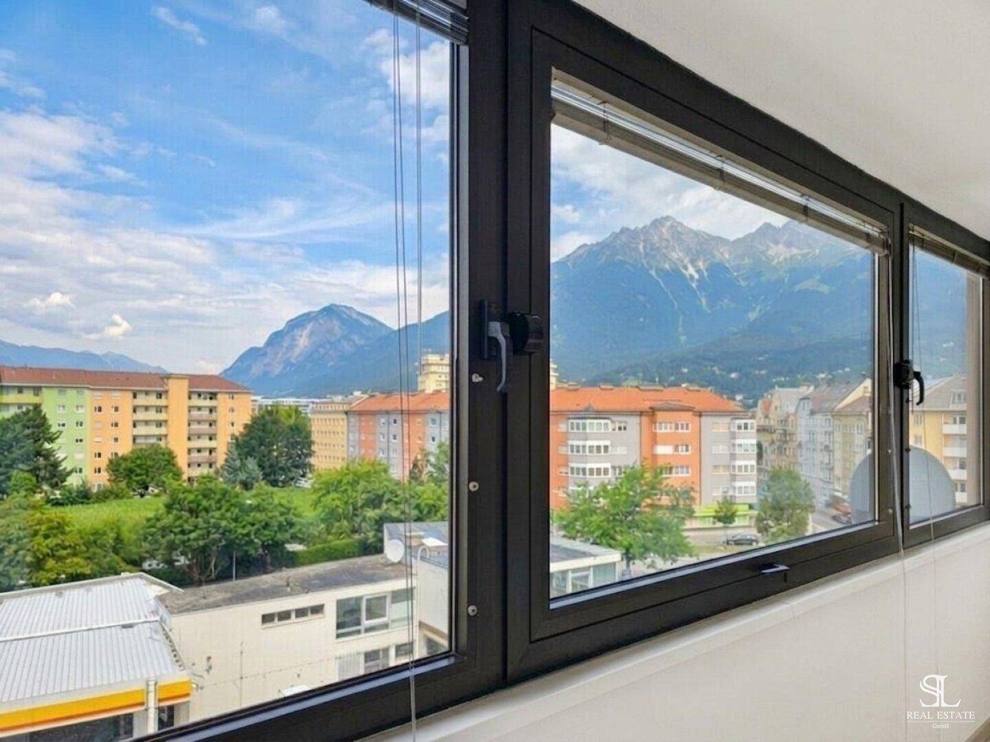 Große Fenster bieten einen weiten Blick auf die Stadt und die beeindruckende Berglandschaft.