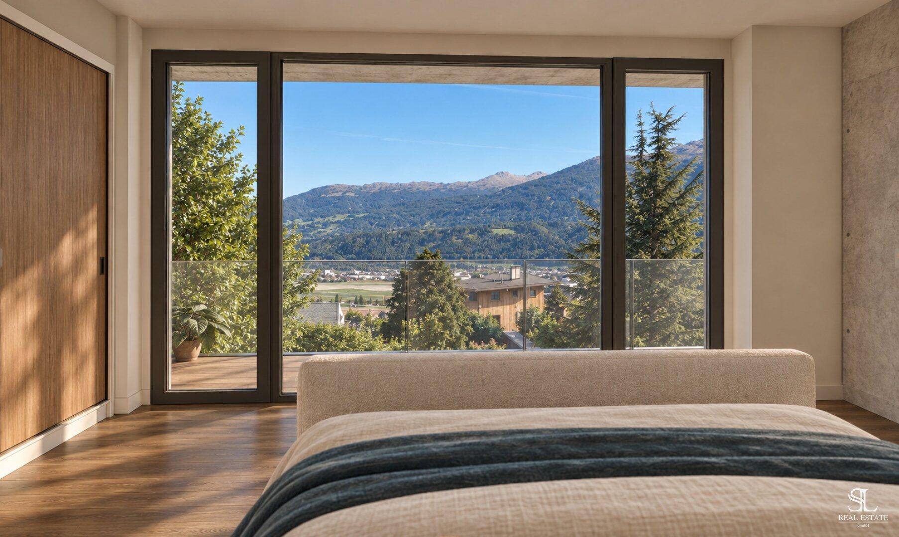 Schlafzimmer mit großem Fenster, Holzboden und weitem Blick auf die Berge.