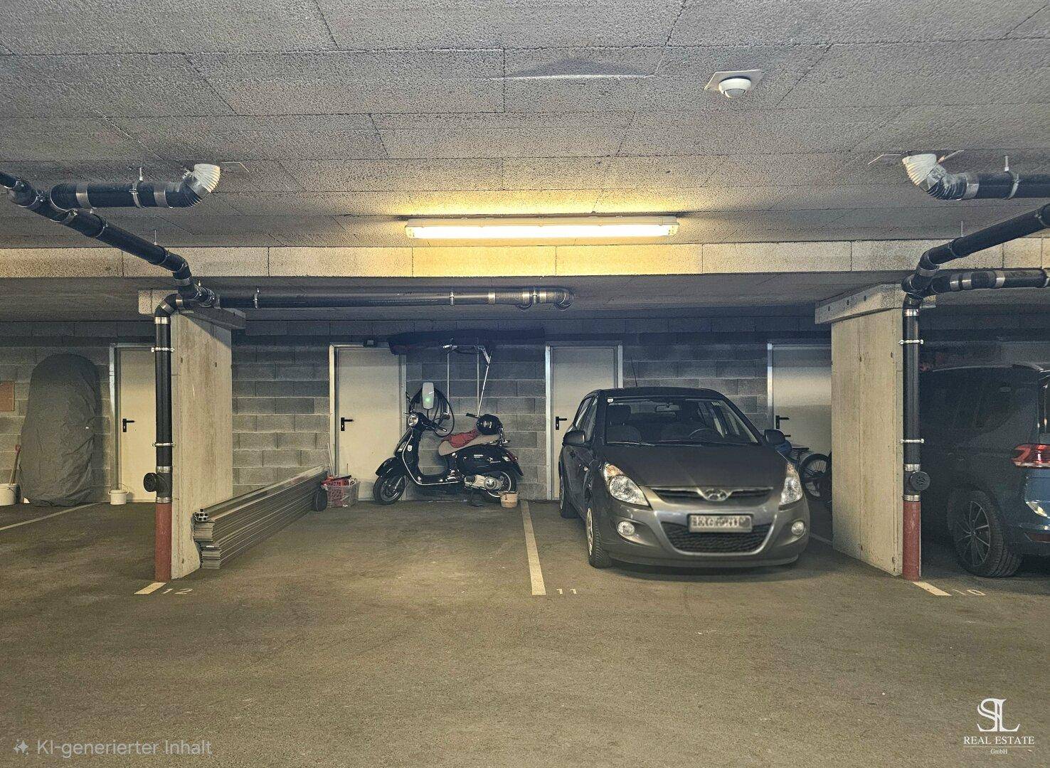 Tiefgarage mit mehreren Stellplätzen für Autos und Motorroller.