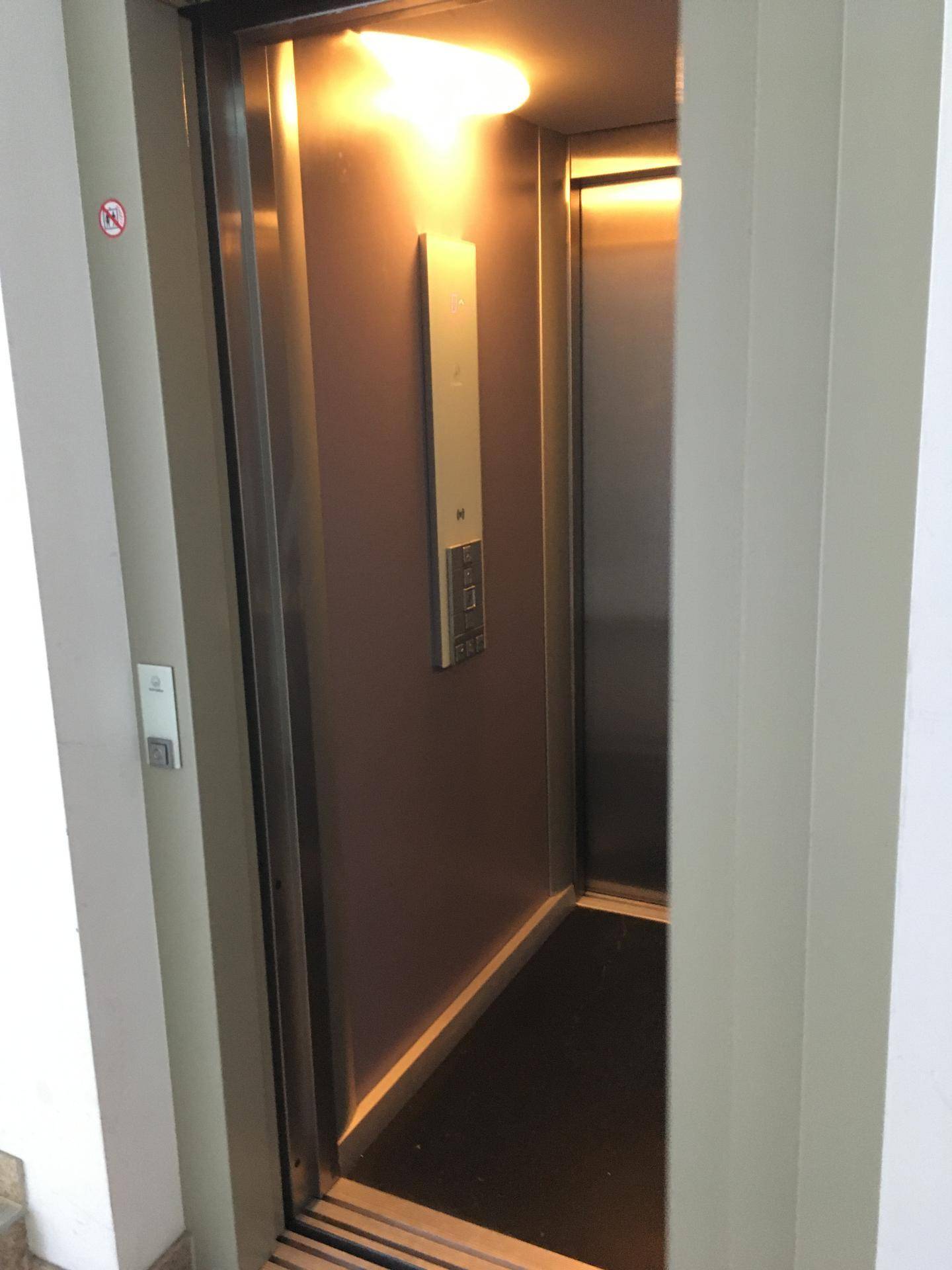 Innenansicht eines modernen Aufzugs im Gebäude.