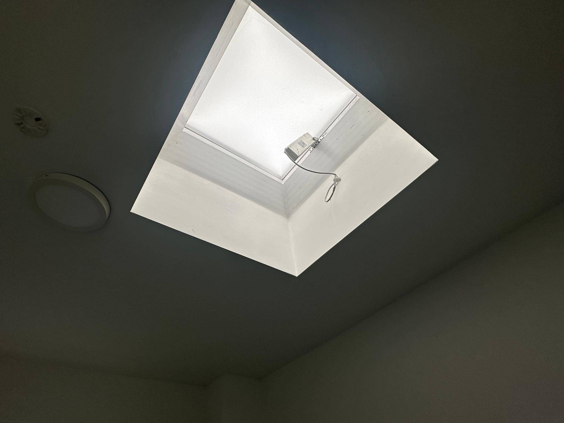 Decke mit integriertem Oberlicht, das für natürliches Licht im Raum sorgt.