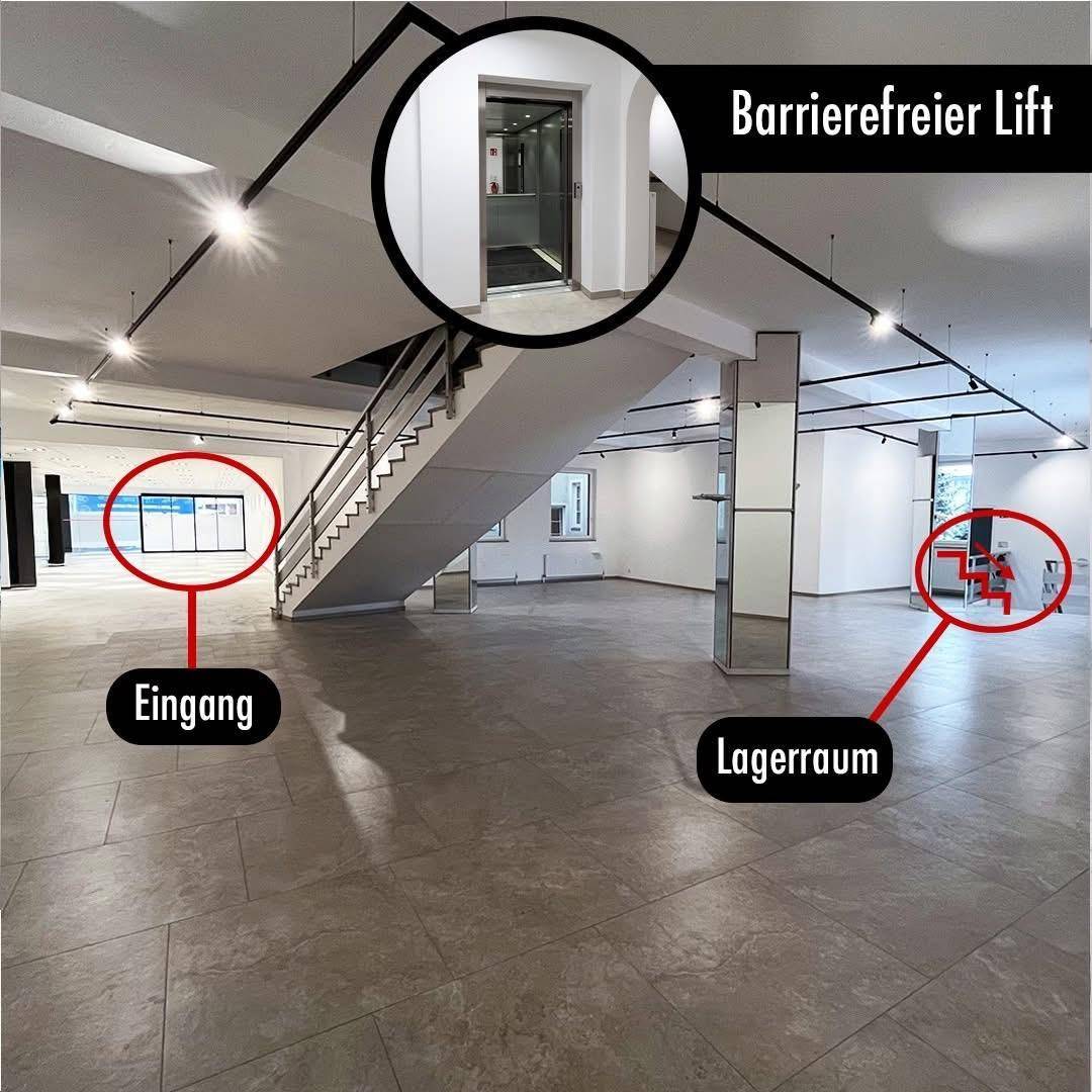 Heller Gewerberaum mit gefliestem Boden, einer Treppe und einem barrierefreien Aufzug.