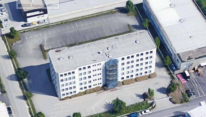 Luftaufnahme des Bürokomplexes mit umliegenden Parkplätzen und angrenzenden Gebäuden.