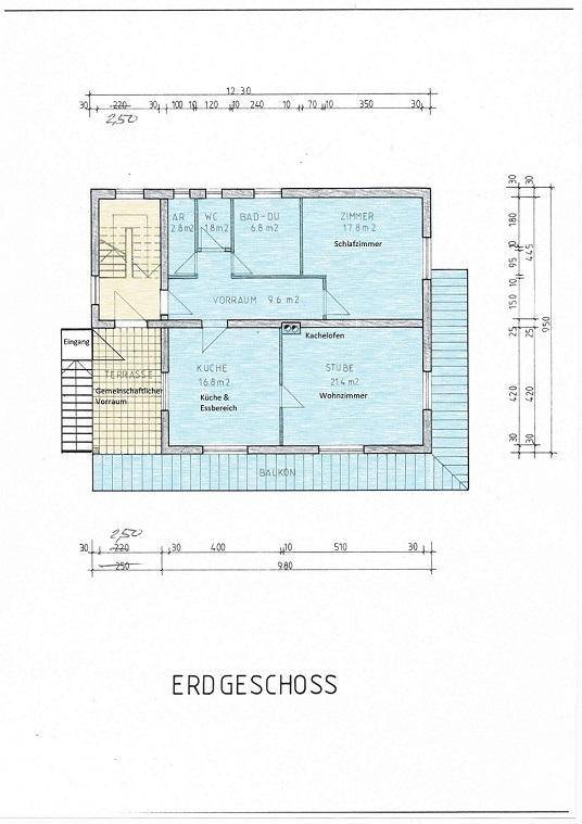Grundriss des Erdgeschosses mit Küche, Wohnzimmer, Schlafzimmer und Balkon.
