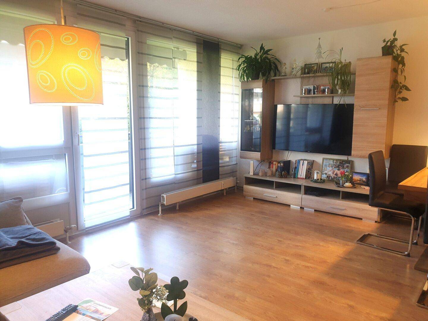 Wohnraum mit Glasfront + Zugang zum Südbalkon